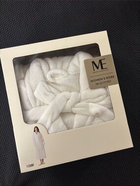 ME Makeover Essentials White Plush Women's Robe - Hooded Spa Wrap